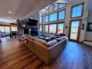 TV, fireplace, ping pong - M1 Luxury home, walk to Mount Washington Hotel! AC, heated floor, stunning views. POOL/GYM! (Bretton Woods)