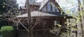 Private Cabin with Views, Fenced Yard, Gameroom, Gas Fireplace, Central Location