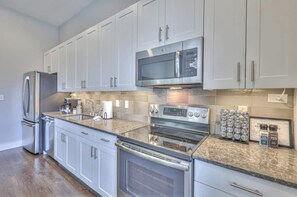 Een koelkast, een microgolfoven, een oven, een kookplaat