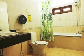 Eenvoudige slaapzaal, niet-roken | Badkamer