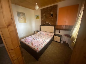 Double Room, Non Smoking | Minibar, soundproofing, free WiFi, bed sheets - Rooms Merlika (Krujë)