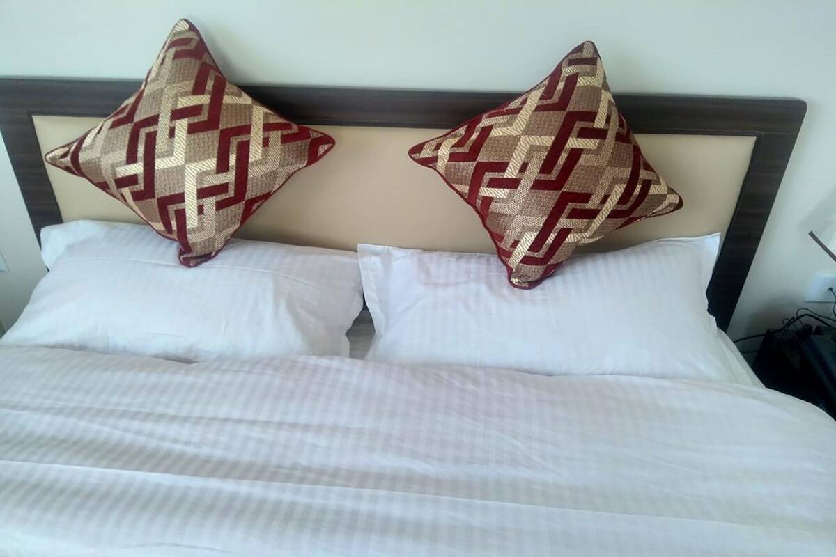 Quarto casal básico, 1 cama Queen, banheiro compartilhado | Wi-Fi de cortesia