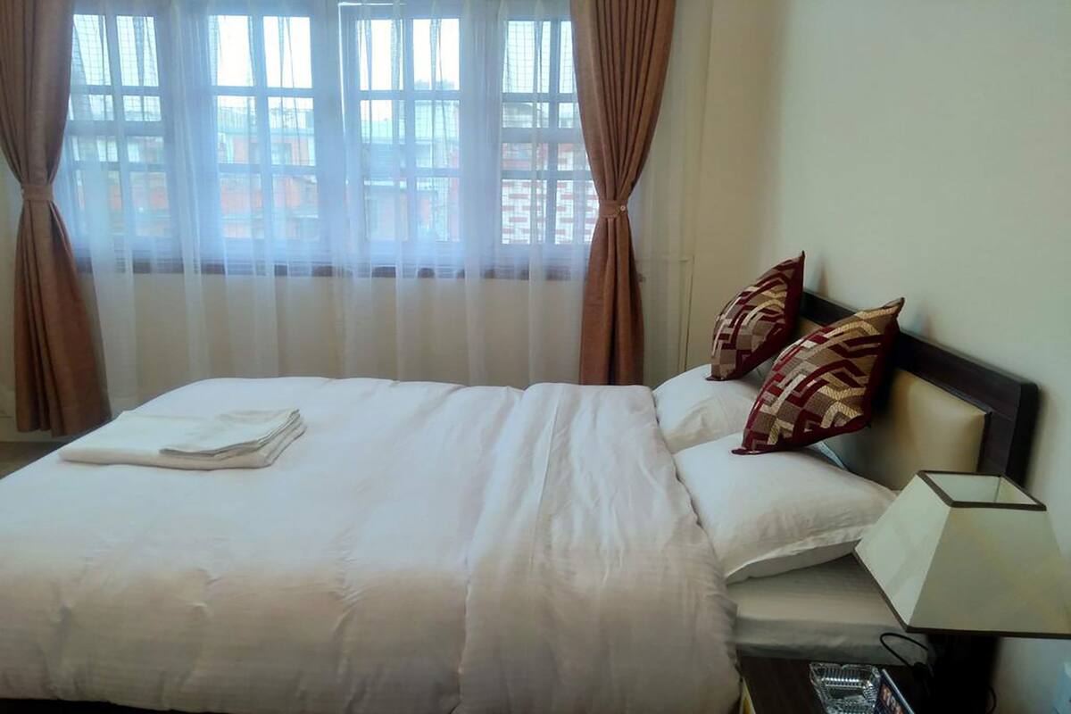 Quarto casal básico, 1 cama Queen, para fumantes, banheiro compartilhado | Wi-Fi de cortesia