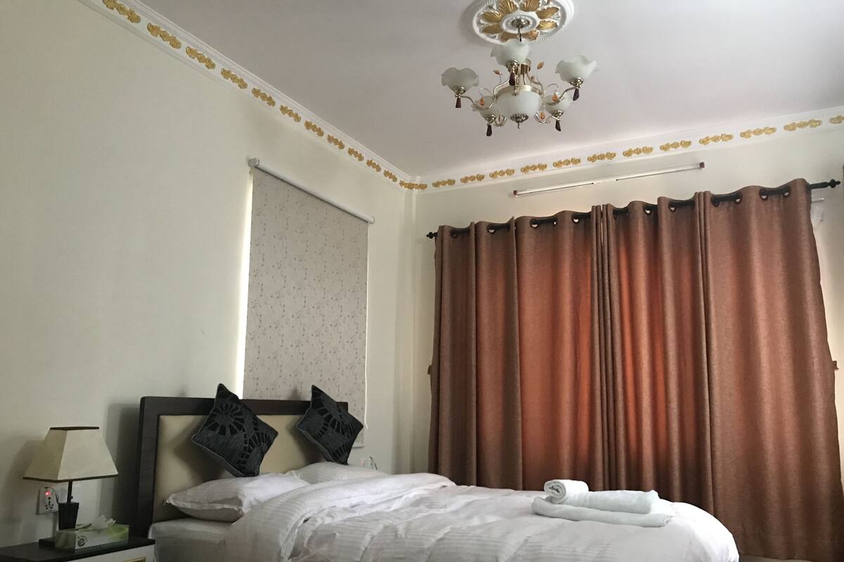Quarto casal básico, 1 cama Queen, banheiro compartilhado, vista para a cidade | Wi-Fi de cortesia