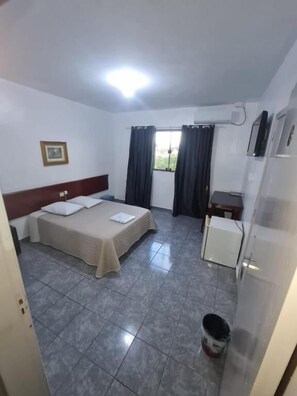 Schreibtisch, Verdunkelungsvorhänge, Bügeleisen/Bügelbrett