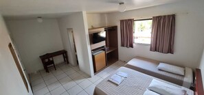 Dreibettzimmer | Schreibtisch, Verdunkelungsvorhänge, Bügeleisen/Bügelbrett