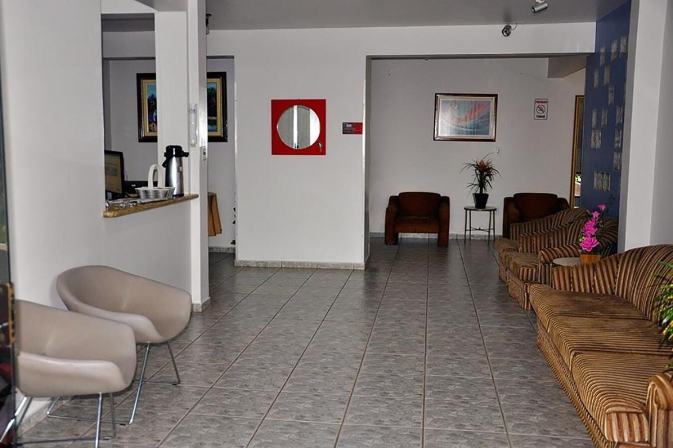 Un amplio salón con un conjunto de sofás, una mesa de centro y una silla.