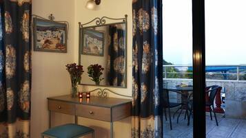 3 bedrooms, Egyptian cotton sheets, individually furnished, desk