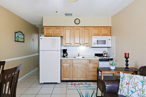 Frigorífic, microones, forn i placa de cuina 