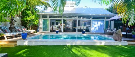 Piscina a l'aire lliure i piscina climatitzada