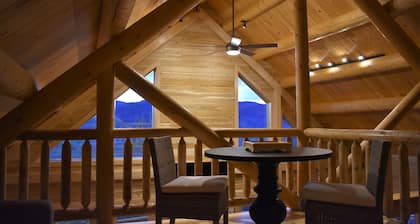 PRIVATE & PEACEFUL CABIN w/ HOT TUB and MTN VIEWS