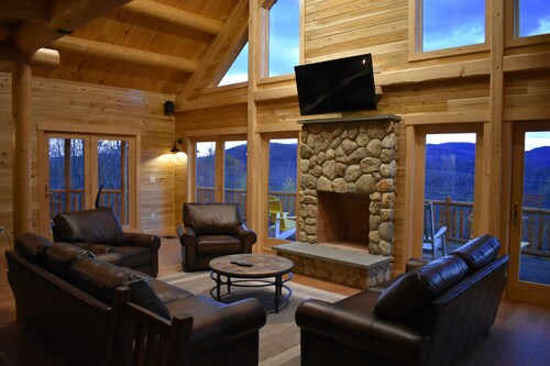 PRIVATE & PEACEFUL CABIN  w/ HOT TUB and MTN VIEWS  