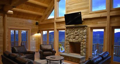 PRIVATE & PEACEFUL CABIN w/ HOT TUB and MTN VIEWS
