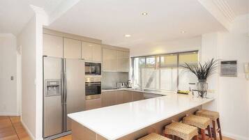 雪櫃、微波爐、焗爐、爐具