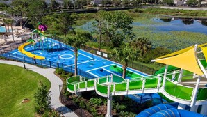 Een waterpark met glijbanen en zwembaden.