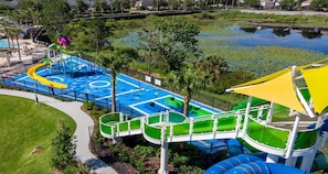 Een waterpark met glijbanen en zwembaden.