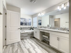 Combined shower/bathtub, hair dryer, towels