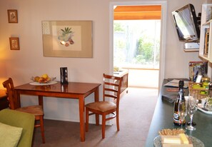 Dining - Cosy garden apartment in Sandy Bay. 15 min 401/402 town bus. FREE Parking/WIFI. (Sandy Bay)