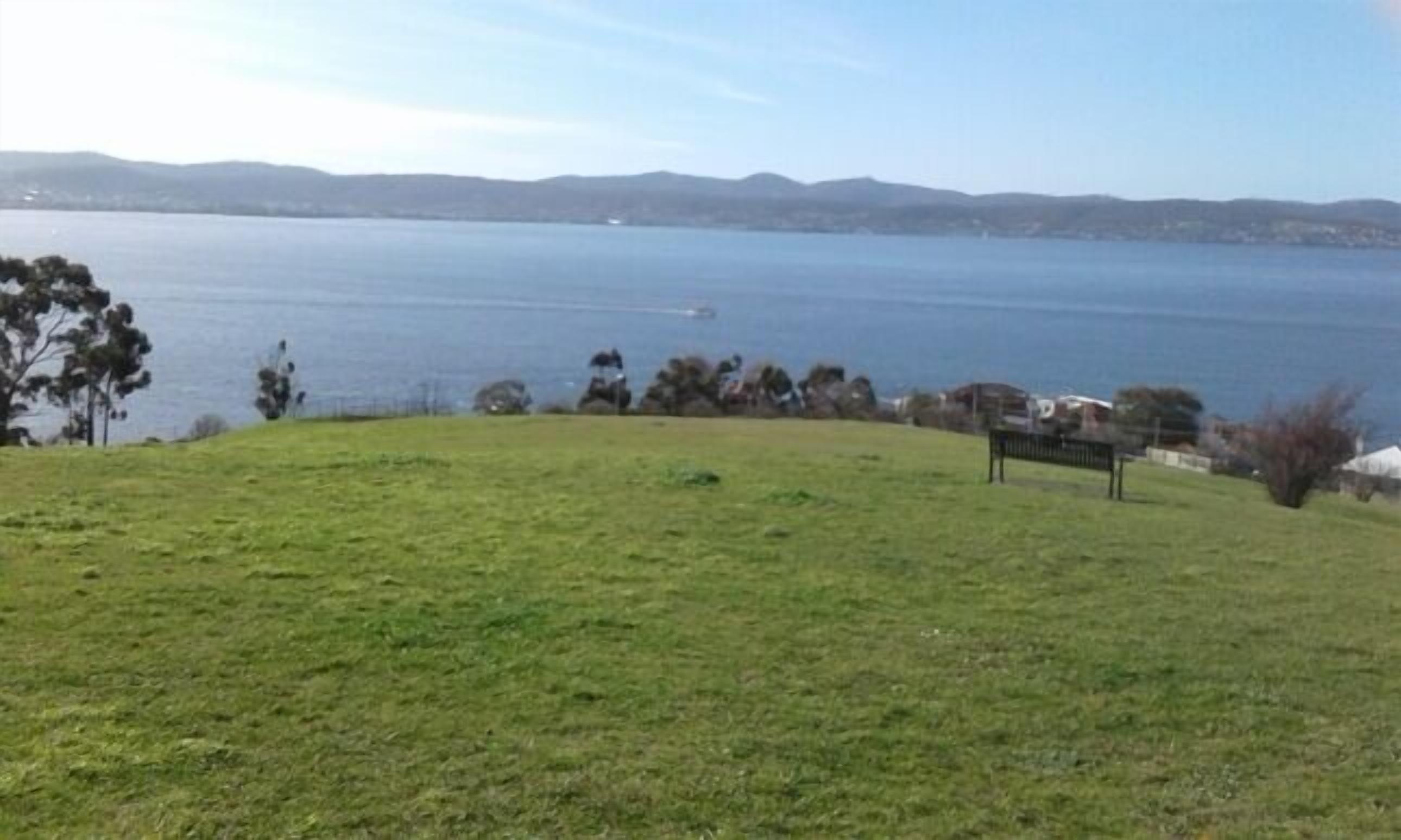 Cosy garden apartment in Sandy Bay. 15 min 401/402 town bus.  FREE Parking/WIFI. — image 4