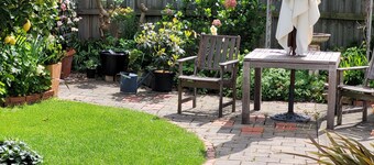 Cosy garden apartment in Sandy Bay. 15 min 401/402 town bus.  FREE Parking/WIFI.