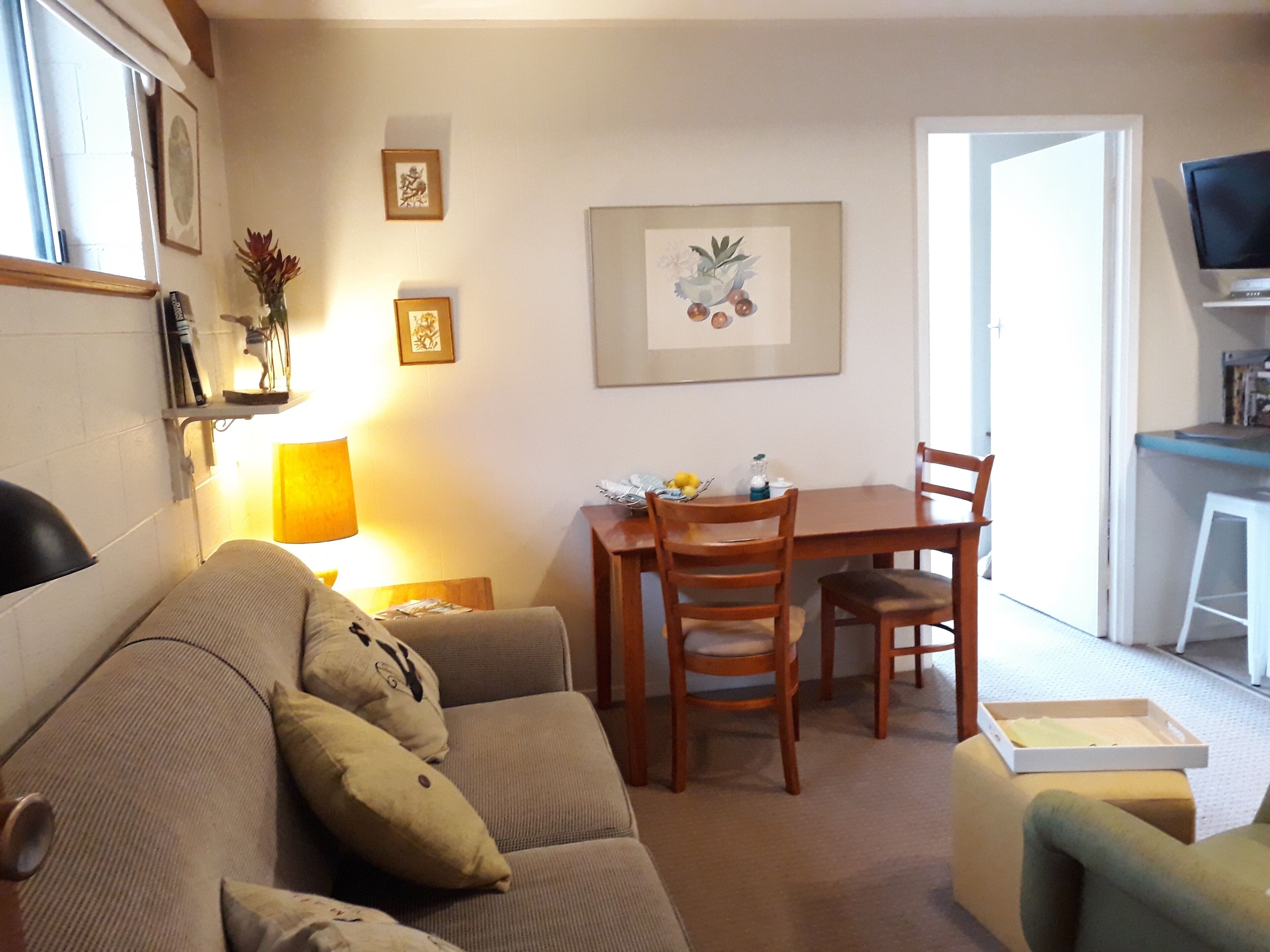 Cosy garden apartment in Sandy Bay. 15 min 401/402 town bus.  FREE Parking/WIFI. — image 2