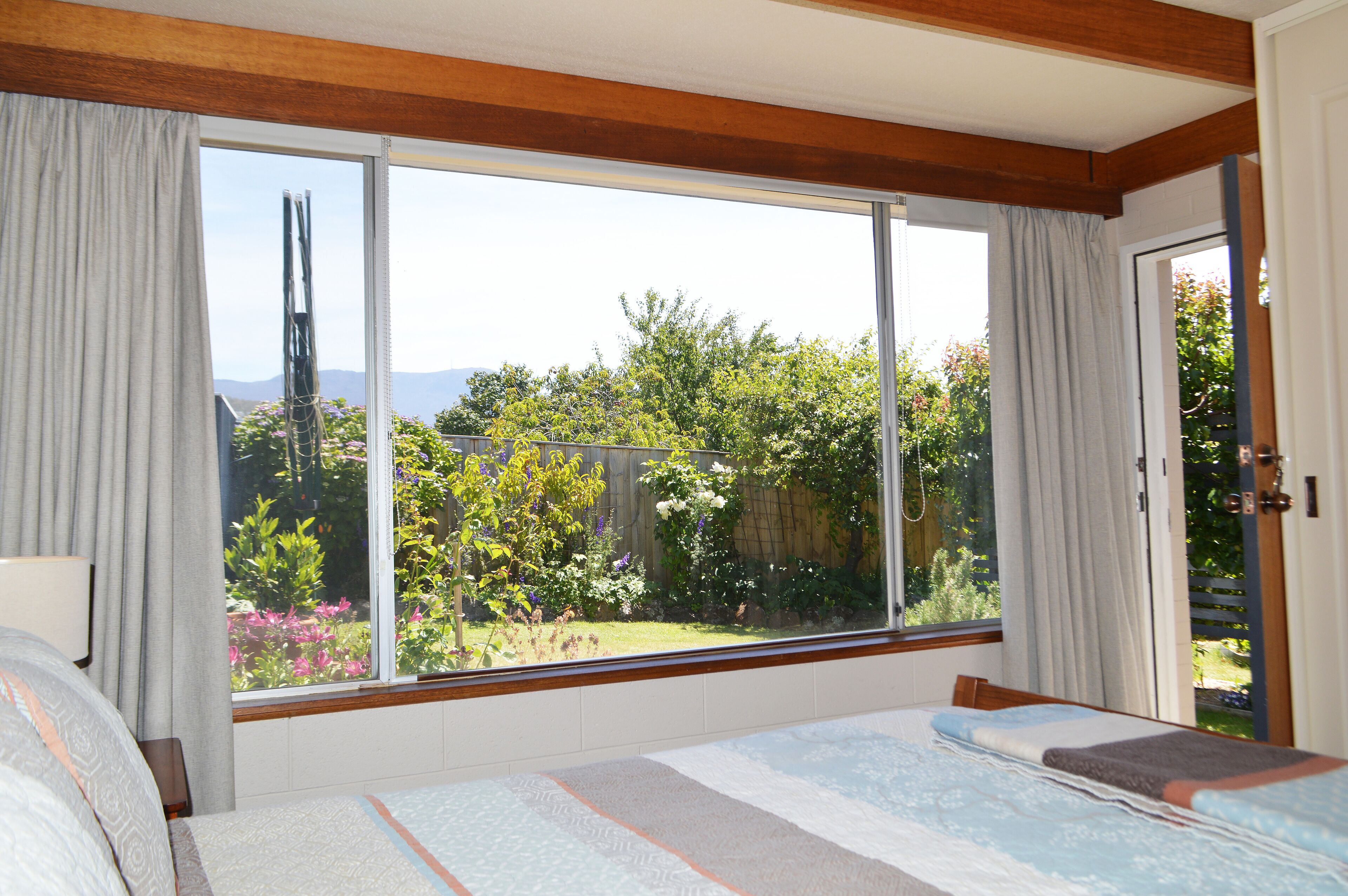 Cosy garden apartment in Sandy Bay. 15 min 401/402 town bus.  FREE Parking/WIFI. — image 9