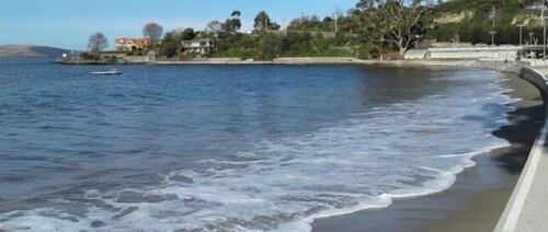 Cosy garden apartment in Sandy Bay. 15 min 401/402 town bus.  FREE Parking/WIFI.