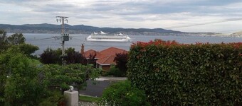 Cosy garden apartment in Sandy Bay. 15 min 401/402 town bus.  FREE Parking/WIFI.