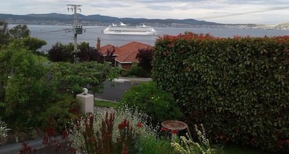 Cosy garden apartment in Sandy Bay. 15 min 401/402 town bus. FREE Parking/WIFI.
