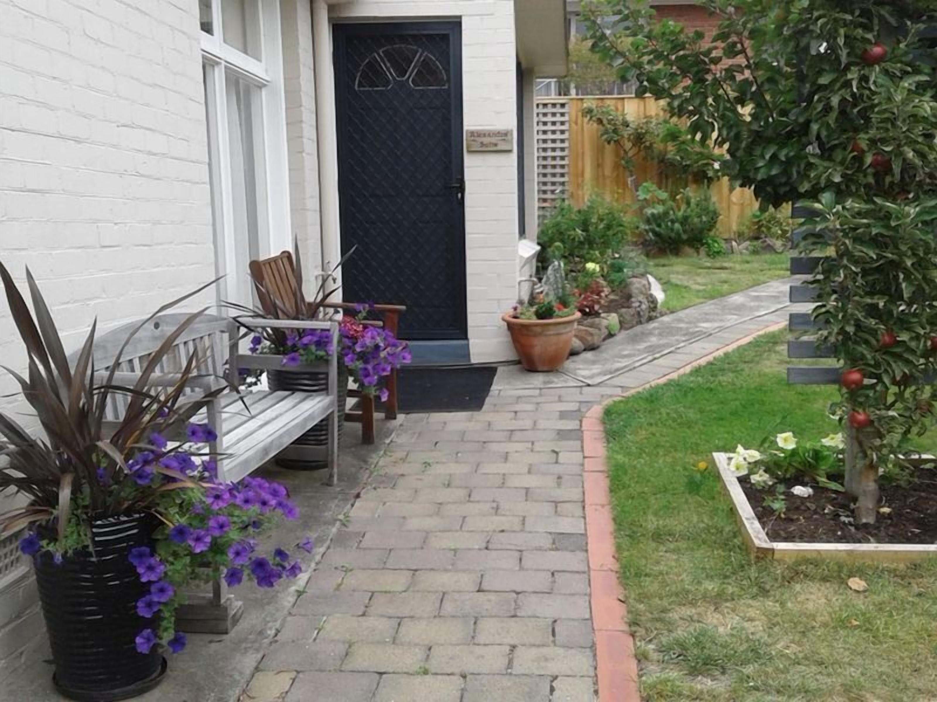 Cosy garden apartment in Sandy Bay. 15 min 401/402 town bus.  FREE Parking/WIFI. — image 19