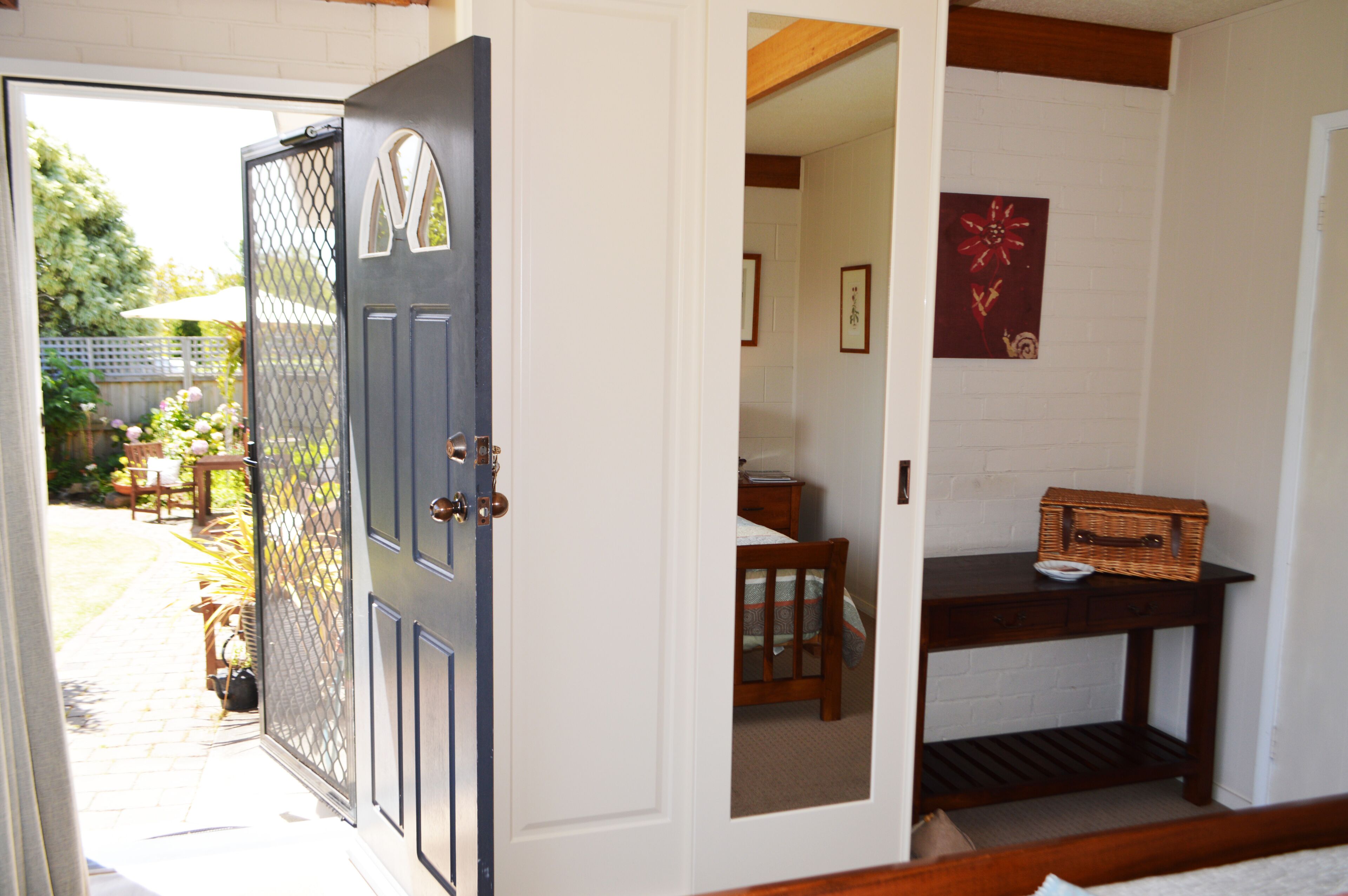 Cosy garden apartment in Sandy Bay. 15 min 401/402 town bus.  FREE Parking/WIFI. — image 15