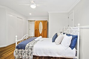 2 bedrooms, desk, iron/ironing board, travel crib - Jetty Splendour Apartment (Coffs Harbour)