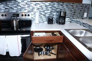 Fridge, microwave, oven, stovetop - Cozy & Stylish Walkout Basement Apartment (Aurora)