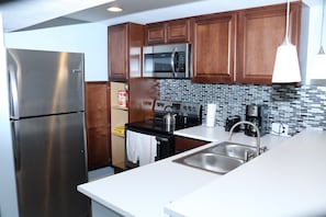 Refrigerador, microondas, horno y parrilla de estufa 