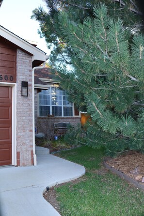 Exterior detail - Cozy & Stylish Walkout Basement Apartment (Aurora)