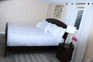 2 bedrooms, iron/ironing board, WiFi, bed sheets - Cozy & Stylish Walkout Basement Apartment (Aurora)