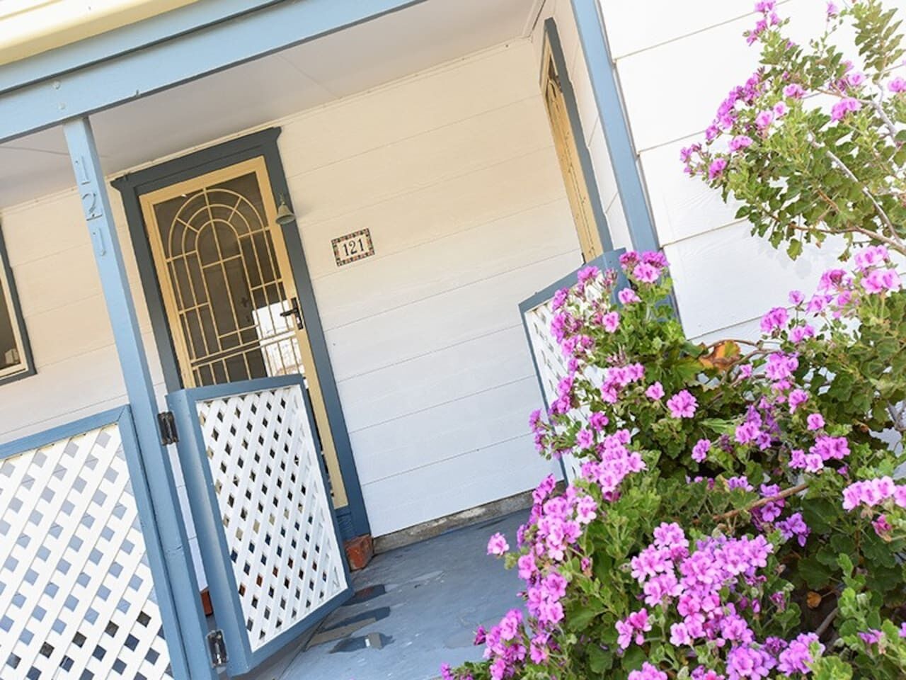 Blossom's Paradise Middleton Pet Friendly — image 3