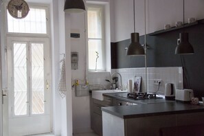 Fridge, oven, coffee/tea maker, electric kettle