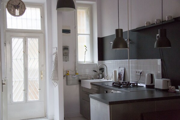 Fridge, oven, coffee/tea maker, electric kettle