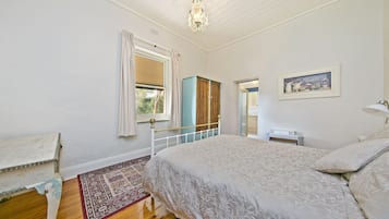 4 bedrooms, iron/ironing board, bed sheets
