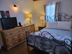 2 Schlafzimmer, Schreibtisch, Bügeleisen/Bügelbrett, WLAN