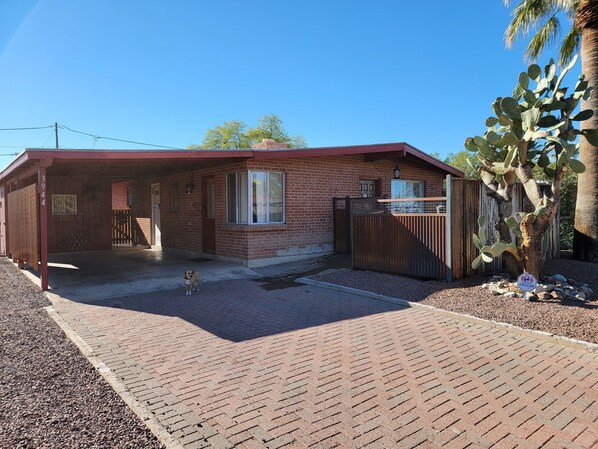 Exterior - Rustic House in Midtown, 2 bdrms,  near Riverpark, Dog Friendly fenced Yard (Tucson)