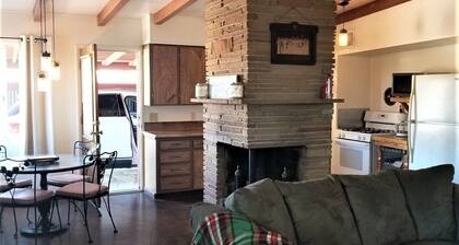 Rustic House in Midtown, 2 bdrms, near Riverpark, Dog Friendly fenced Yard