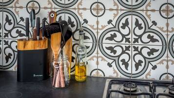 Coffee/tea maker, fridge, microwave, oven