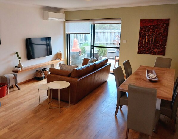 Smart-tv, een open haard, een dvd-speler en boeken