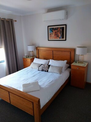 3 slaapkamers, een strijkplank/strijkijzer, reisbedje, gratis wifi