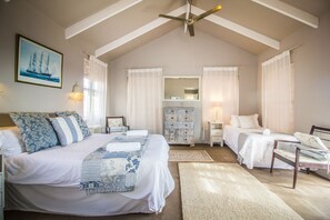 3 habitaciones, escritorio y tabla de planchar con plancha