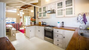 Una cocina con armarios de madera, estufa y lavaplatos.
