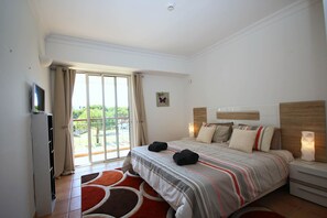 2 habitaciones, tabla de planchar con plancha y cuna de viaje
