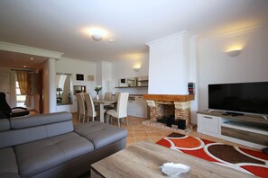 TV, fireplace, DVD player, toys - Lovely refurbished 2 bedroom 2 bathroom apartment with A/C in the Algarve (Quarteira)
